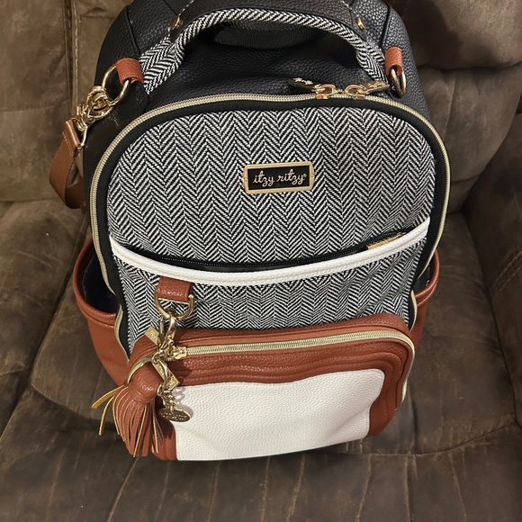 Itzy Ritzy Boss Plus Diaper Bag - Picture 2 of 4